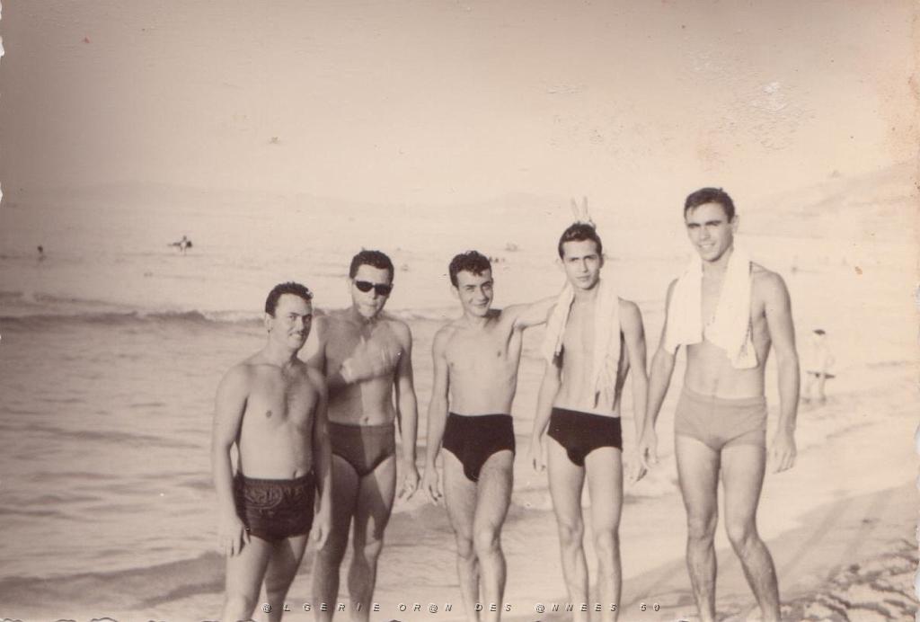 133 sur la plage avec le cousin.jpg